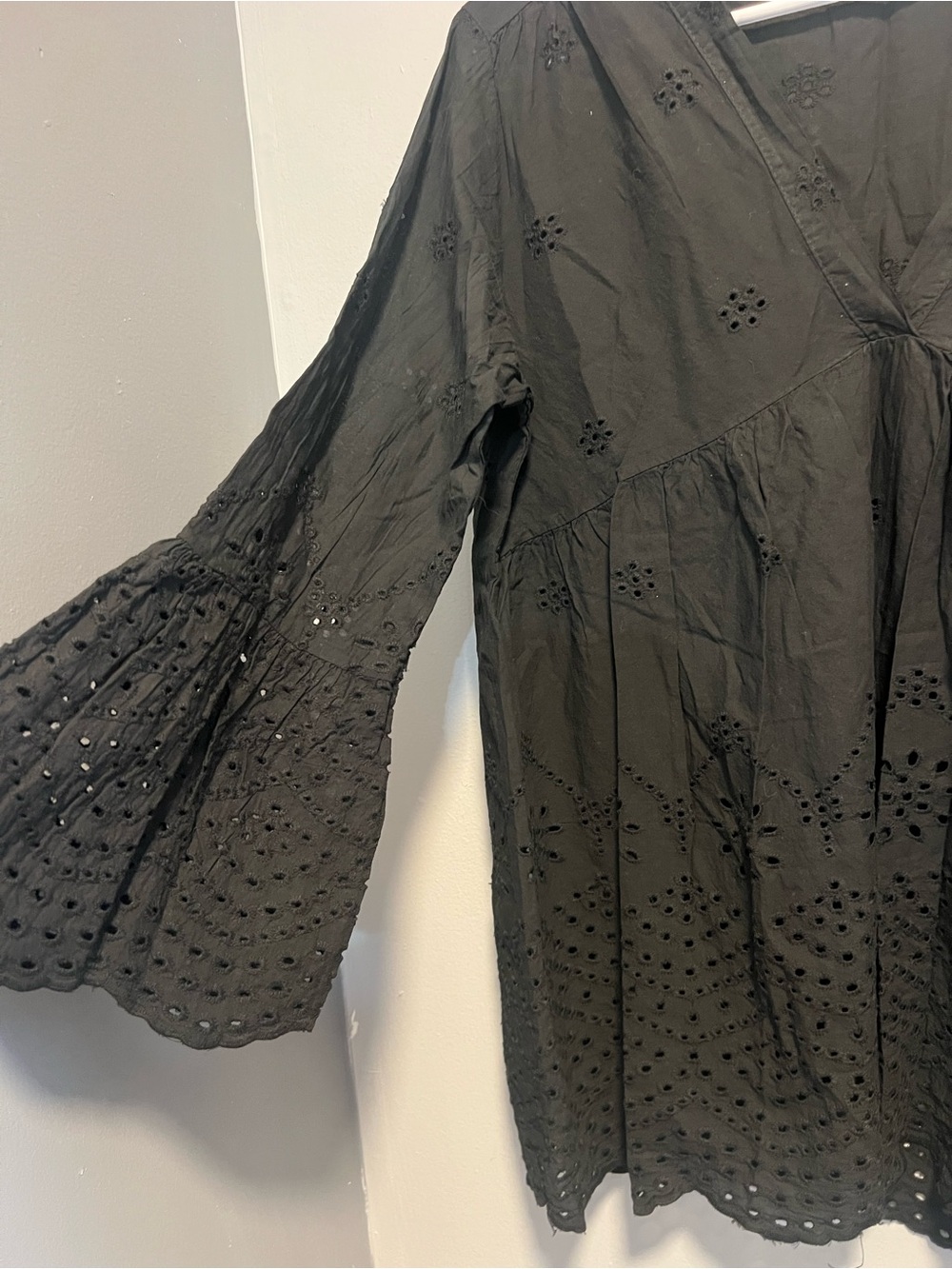 Pronto moda dolce vita Black Eyelet V-Neck Tunic Top - Women size L - Picture 2 of 10